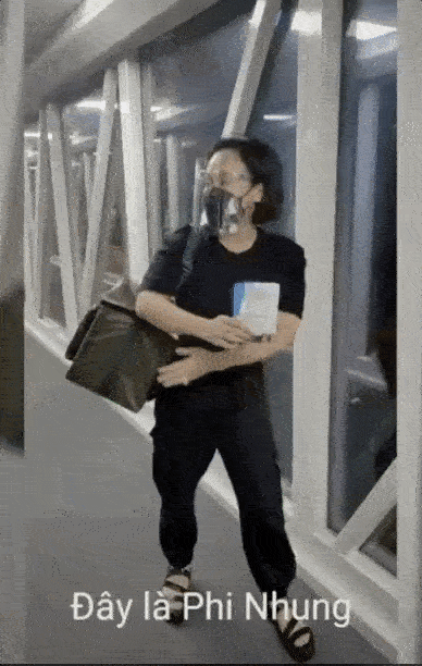 3 việc Việt Hương làm gây xúc động mạnh trên chuyến bay đưa tro cốt Phi Nhung từ Việt Nam về Mỹ đoàn tụ gia đình-1