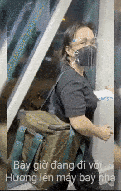 3 việc Việt Hương làm gây xúc động mạnh trên chuyến bay đưa tro cốt Phi Nhung từ Việt Nam về Mỹ đoàn tụ gia đình-2