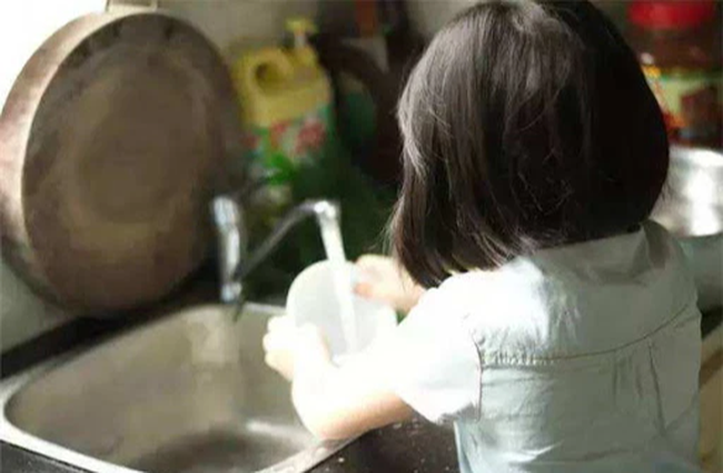 3 hành vi của trẻ bị hiểu lầm là EQ cao, thật ra chúng là biểu hiện của khao khát thầm kín thường bị bố mẹ bỏ qua-1