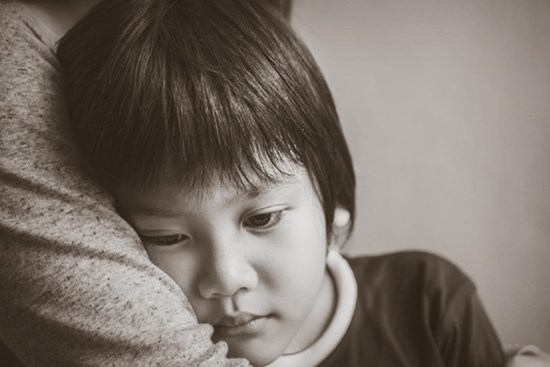 3 hành vi của trẻ bị hiểu lầm là EQ cao, thật ra chúng là biểu hiện của khao khát thầm kín thường bị bố mẹ bỏ qua