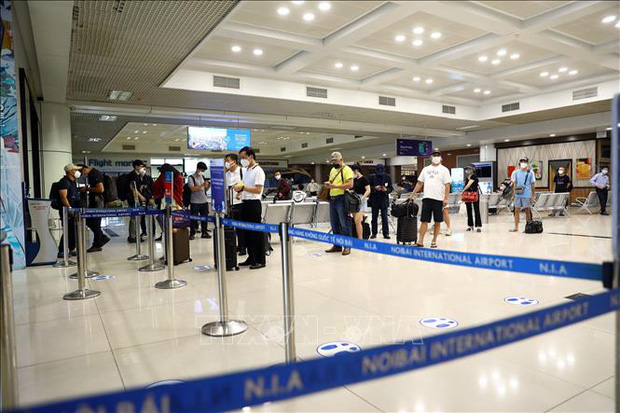 Hành khách và các hãng bay khốn khó trong ngày đầu mở lại đường hàng không-1
