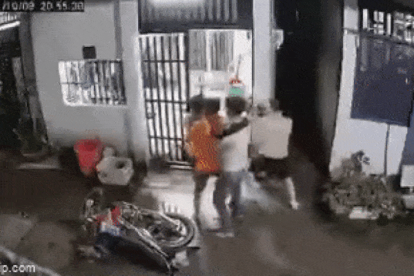 Hà Nội đã tắc đường còn mưa to, nhiều nơi phải rẽ sóng đi làm-20