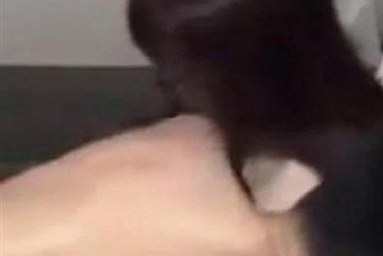 Con gái ở nhà 1 mình, bố mẹ về nhà chết lặng khi phát hiện thanh niên khỏa thân trong nhà vệ sinh