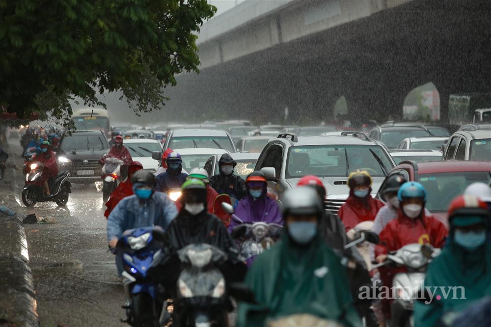 Hà Nội đã tắc đường còn mưa to, nhiều nơi phải rẽ sóng đi làm-1