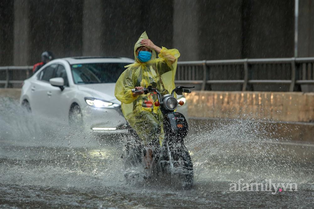 Hà Nội đã tắc đường còn mưa to, nhiều nơi phải rẽ sóng đi làm-12