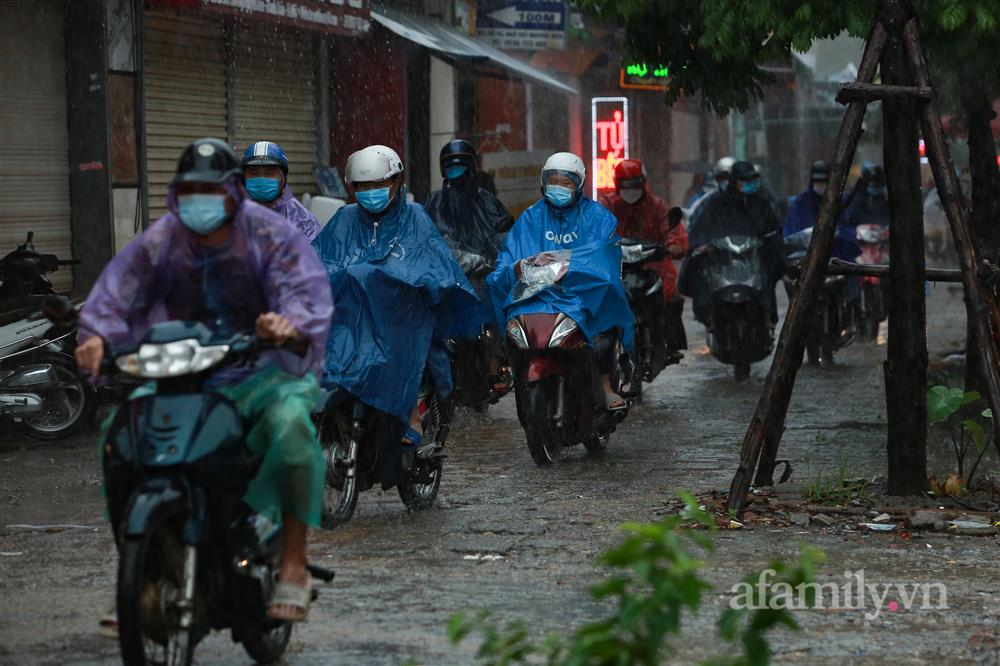 Hà Nội đã tắc đường còn mưa to, nhiều nơi phải rẽ sóng đi làm-3
