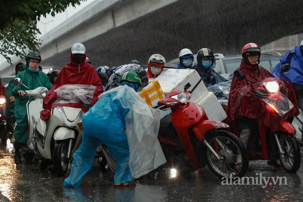 Hà Nội đã tắc đường còn mưa to, nhiều nơi phải rẽ sóng đi làm-9