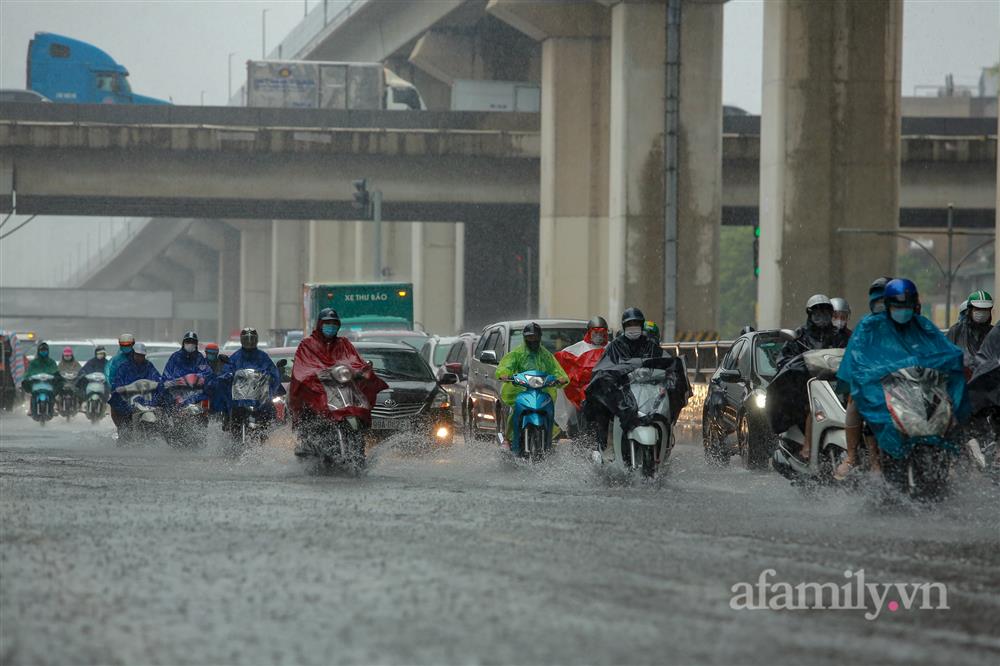 Hà Nội đã tắc đường còn mưa to, nhiều nơi phải rẽ sóng đi làm-13