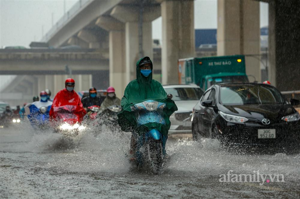 Hà Nội đã tắc đường còn mưa to, nhiều nơi phải rẽ sóng đi làm-14