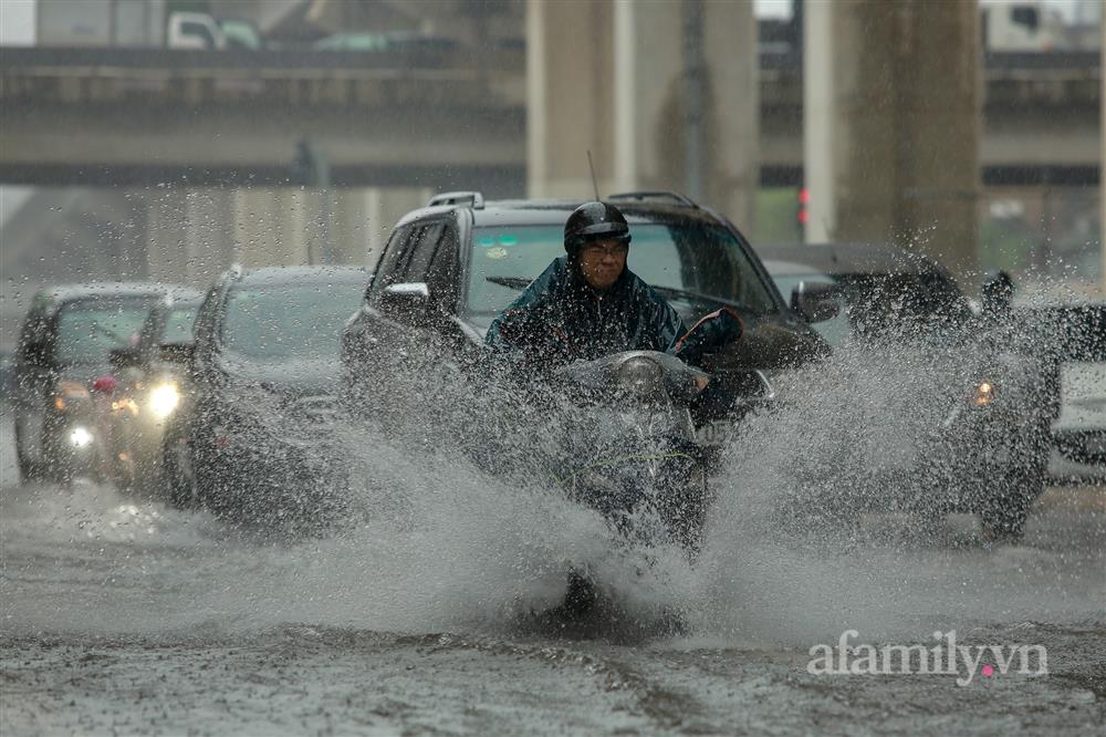 Hà Nội đã tắc đường còn mưa to, nhiều nơi phải rẽ sóng đi làm-15