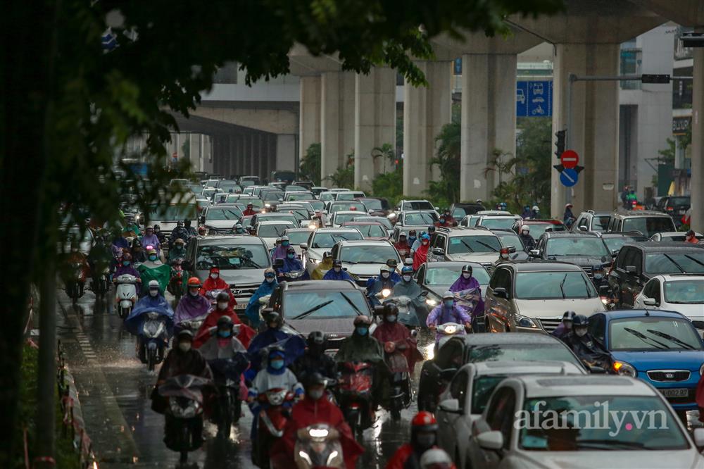 Hà Nội đã tắc đường còn mưa to, nhiều nơi phải rẽ sóng đi làm-16
