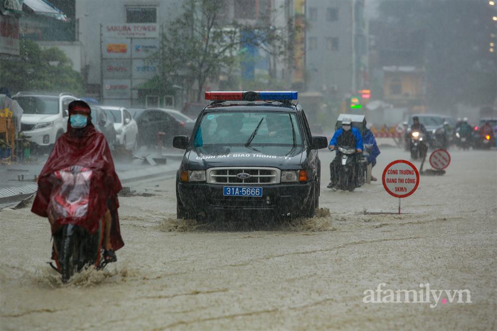 Hà Nội đã tắc đường còn mưa to, nhiều nơi phải rẽ sóng đi làm-18
