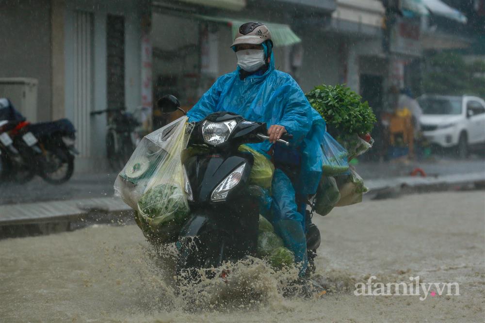Hà Nội đã tắc đường còn mưa to, nhiều nơi phải rẽ sóng đi làm-19