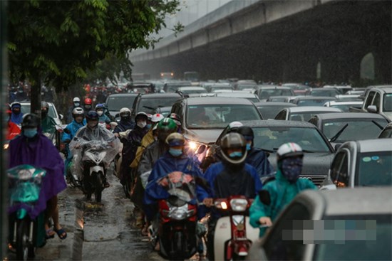 Hà Nội đã tắc đường còn mưa to, nhiều nơi phải 
