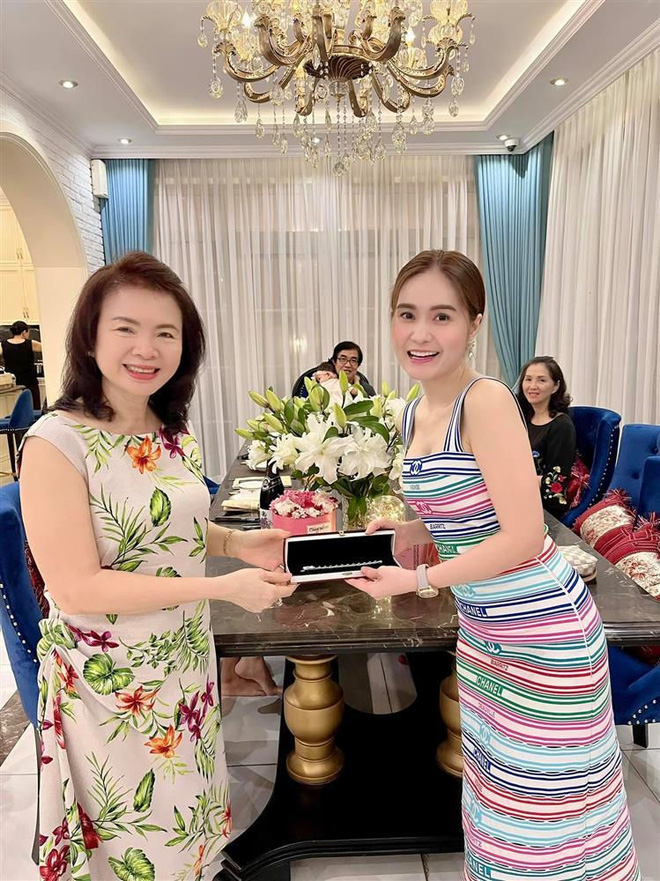 1 tấc vải 8 chị đụng hàng chan chát: Binh đoàn nữ đại gia Việt liệu có đủ sức đấu với hội idol Hàn?-4