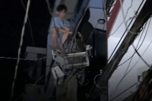 Người đàn ông nghi ngáo đá leo lên cột điện gần 10m rồi rơi tự do xuống đất-1