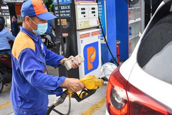 Giá xăng tăng, lên sát 23.000 đồng/lít