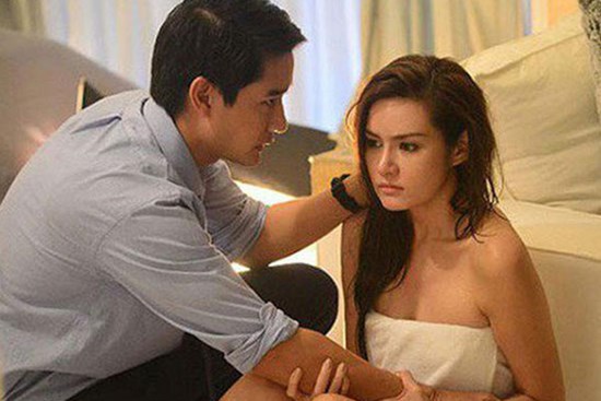 Đang ngủ thì bị ôm hôn, tôi hoảng loạn bật điện lên và thất kinh khi thấy người đàn ông đang ghì chặt lấy mình