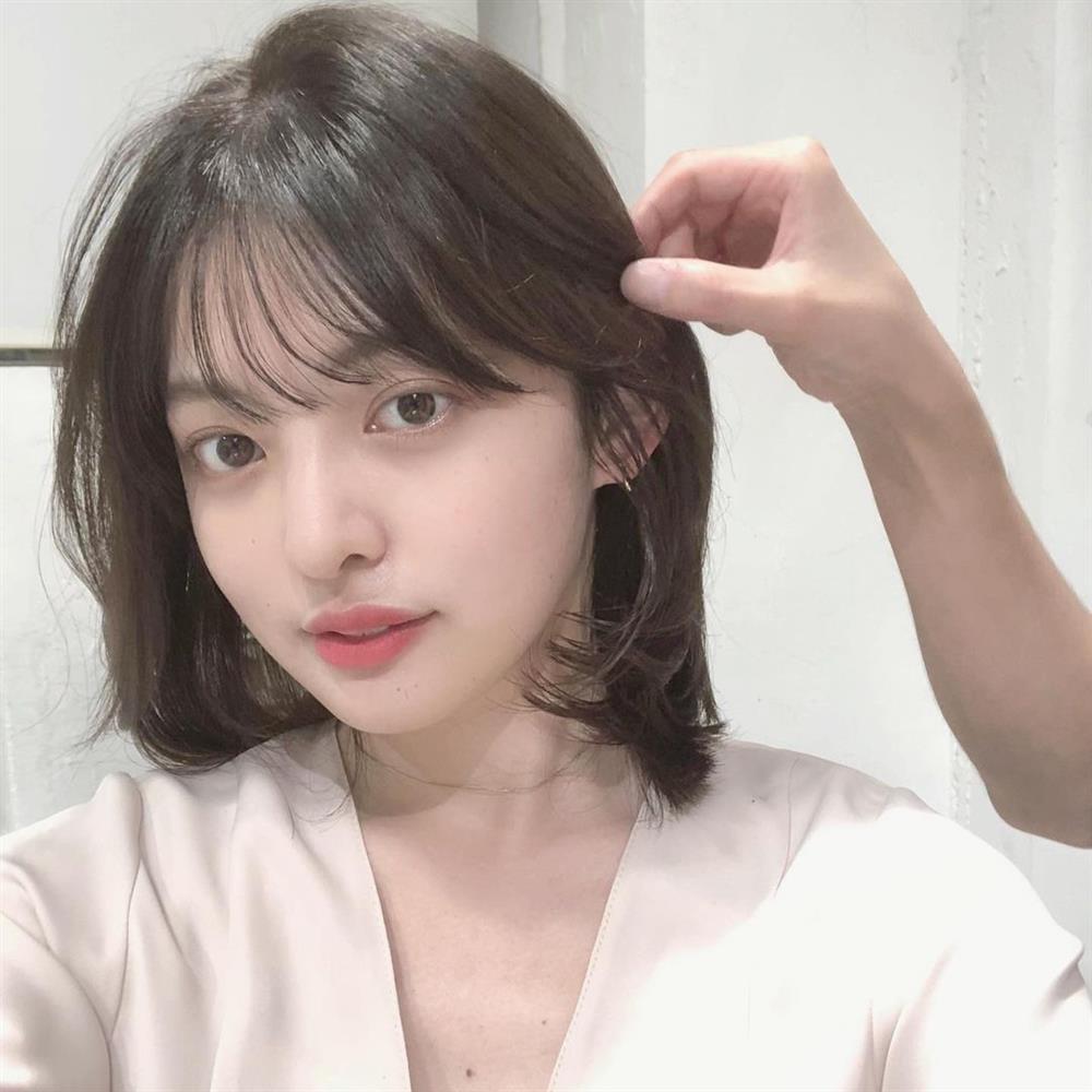 4 kiểu tóc mái cho tuổi 30+: Trẻ trung và che bớt nhược điểm khuôn mặt-3