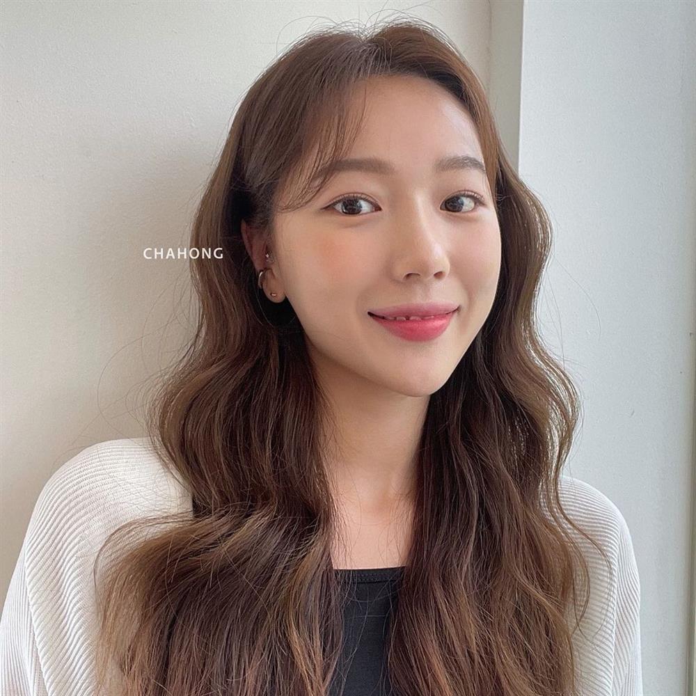 4 kiểu tóc mái cho tuổi 30+: Trẻ trung và che bớt nhược điểm khuôn mặt-11