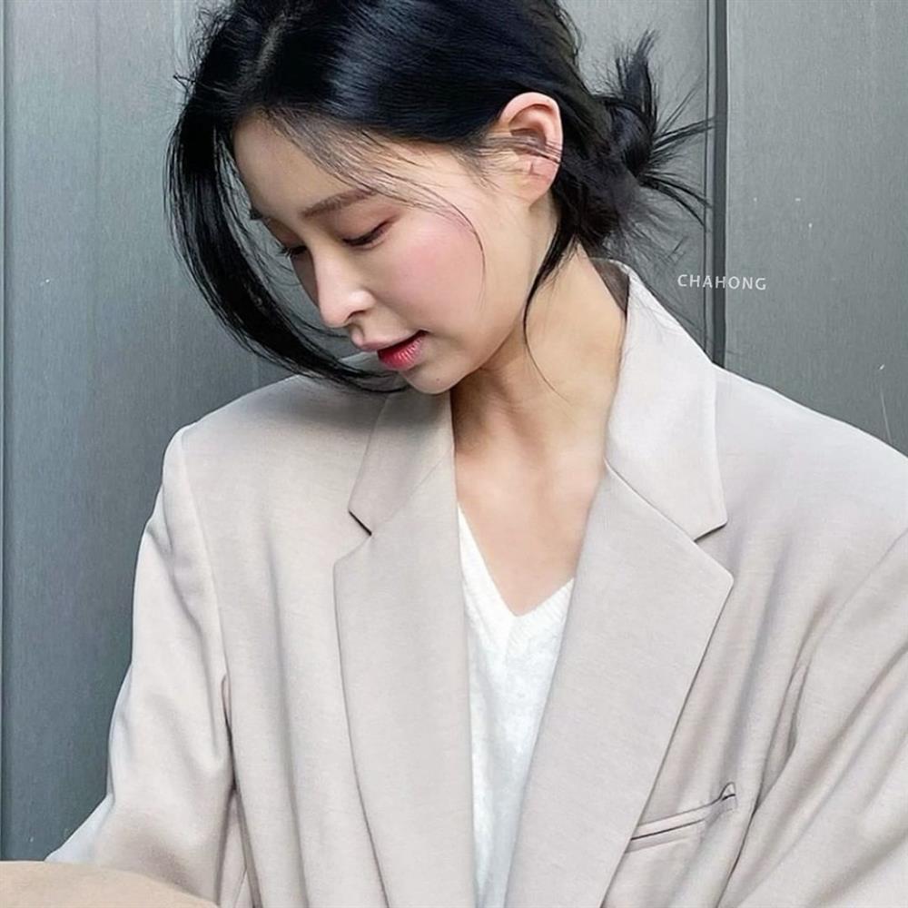 4 kiểu tóc mái cho tuổi 30+: Trẻ trung và che bớt nhược điểm khuôn mặt-8