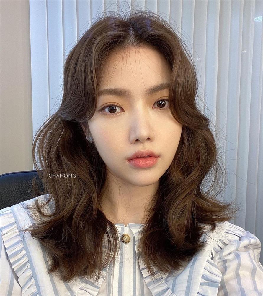 4 kiểu tóc mái cho tuổi 30+: Trẻ trung và che bớt nhược điểm khuôn mặt-14