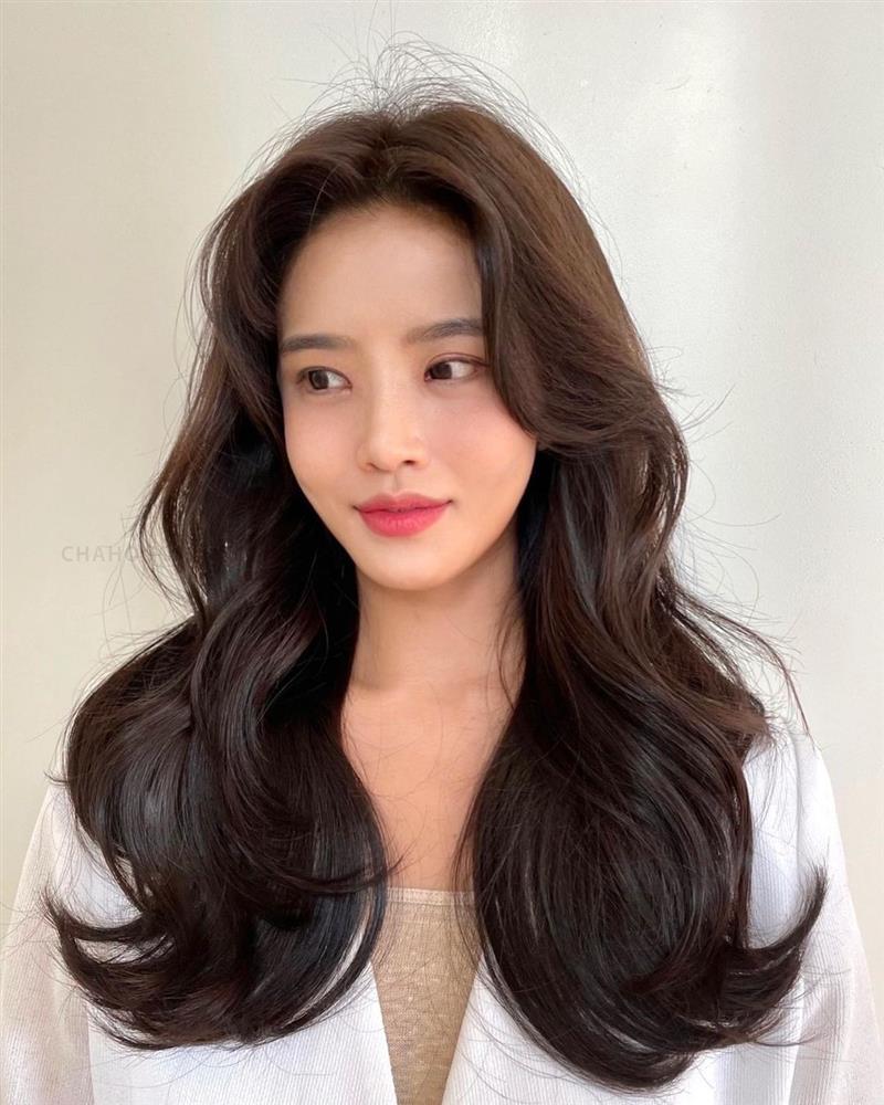 4 kiểu tóc mái cho tuổi 30+: Trẻ trung và che bớt nhược điểm khuôn mặt-16