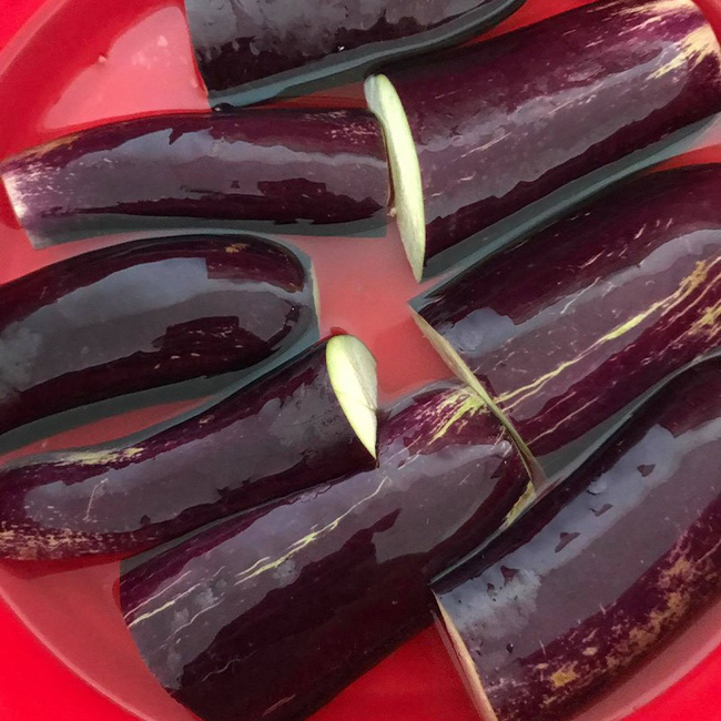 Nhìn qua tưởng đĩa cá kho nhưng đây lại là món ăn được làm từ một loại quả vừa bổ vừa rẻ!-2