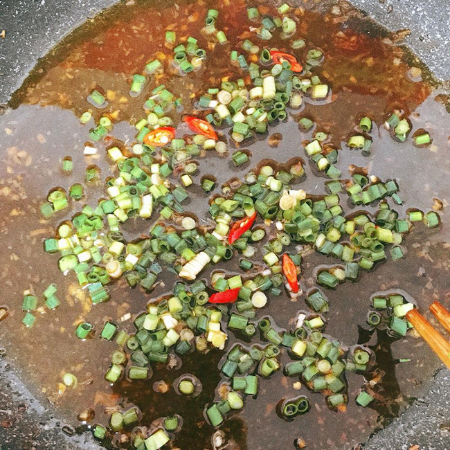 Nhìn qua tưởng đĩa cá kho nhưng đây lại là món ăn được làm từ một loại quả vừa bổ vừa rẻ!-4