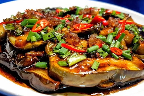 Nhìn qua tưởng đĩa cá kho nhưng đây lại là món ăn được làm từ một loại quả vừa bổ vừa rẻ!