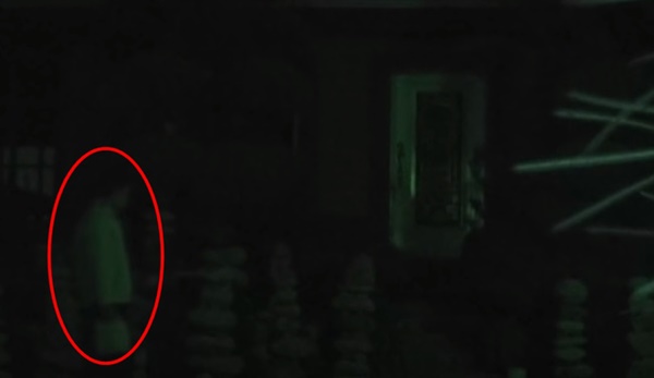 Nhà vô chủ 4 năm đều đặn phát ra tiếng động kì quái, gõ cửa mới biết sự tình xúc động và danh tính người đàn ông bí ẩn lui tới mỗi đêm-3