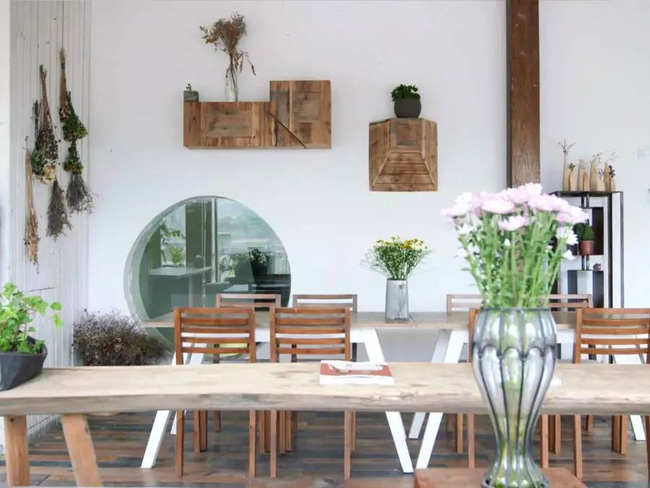 Cặp vợ chồng trẻ tạo không gian nhà vườn xanh mát giữa đồi núi mênh mông-13