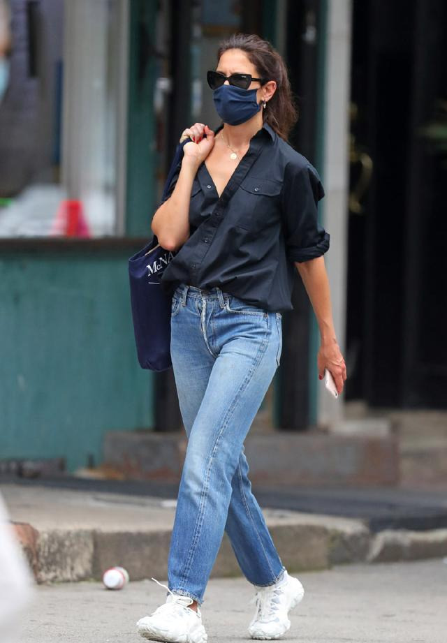 Katie Holmes đúng là nghiện quần jeans, cô có loạt cách mix chuẩn sành điệu cho nàng 30+-6