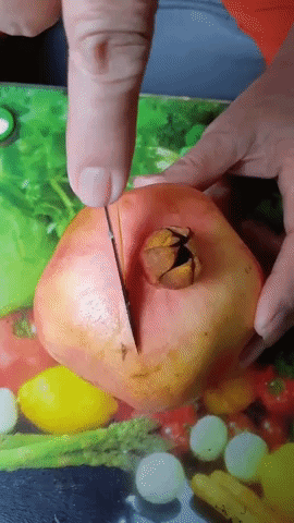 Mẹo tách hạt lựu đơn giản, không sợ hạt tung ra ngoài hay vỡ nát-1