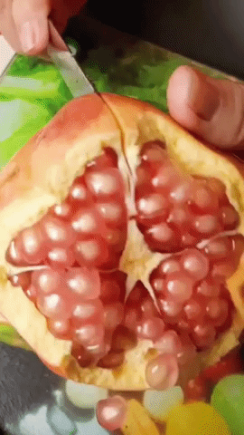 Mẹo tách hạt lựu đơn giản, không sợ hạt tung ra ngoài hay vỡ nát-2