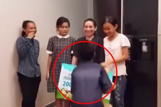 Clip Hồ Văn Cường trao 200 triệu cho Phi Nhung gây giật mình, là giải thưởng của Quán quân Vietnam Idol Kids
