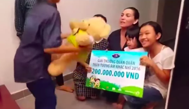Clip Hồ Văn Cường trao 200 triệu cho Phi Nhung gây giật mình, là giải thưởng của Quán quân Vietnam Idol Kids-4
