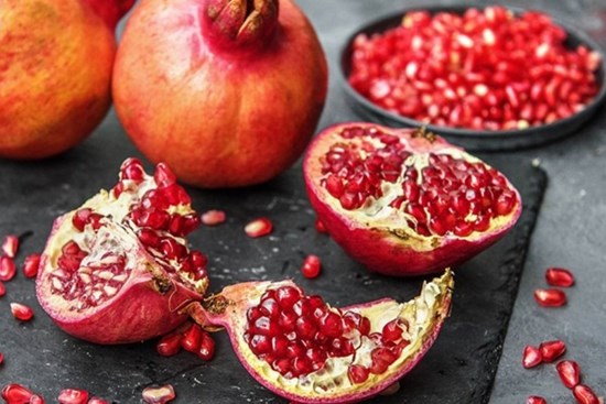 Mẹo tách hạt lựu đơn giản, không sợ hạt tung ra ngoài hay vỡ nát