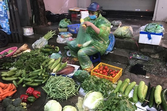 Giá rau xanh tăng mạnh, người mua sững sờ