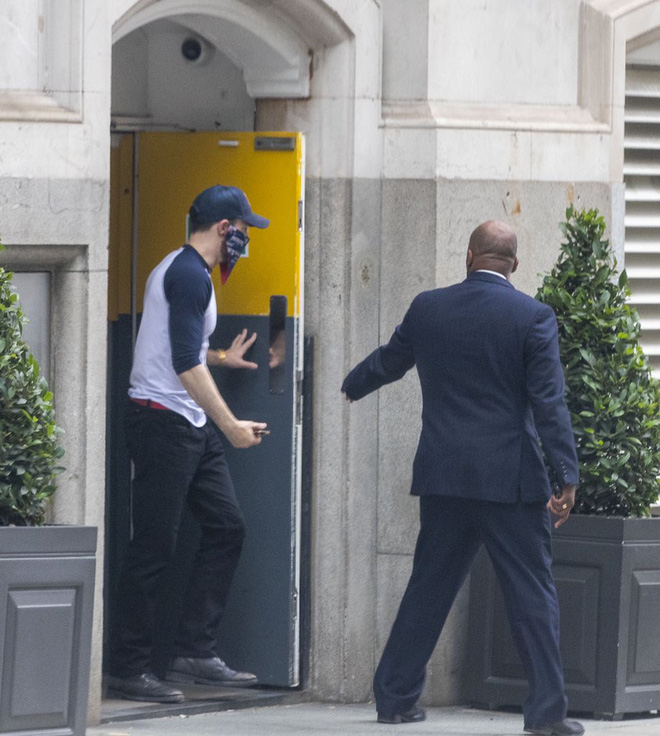 Cả MXH náo loạn vì Selena Gomez và Chris Evans lộ hình nét căng mùi mẫn trong xe không khác gì tình nhân?-7