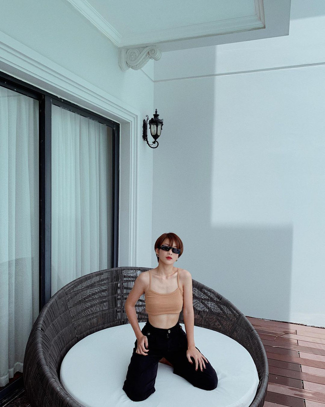 Chiếm sóng street style của Khả Ngân là loạt outfit khoe cơ bụng số 11 chuẩn đét-4