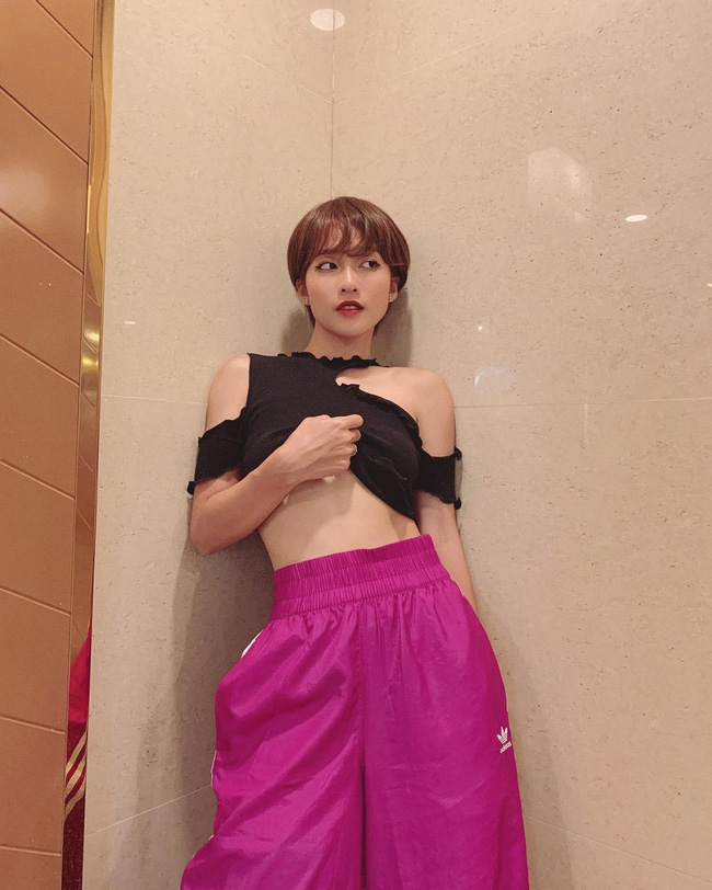 Chiếm sóng street style của Khả Ngân là loạt outfit khoe cơ bụng số 11 chuẩn đét-6