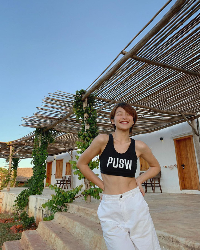 Chiếm sóng street style của Khả Ngân là loạt outfit khoe cơ bụng số 11 chuẩn đét-8