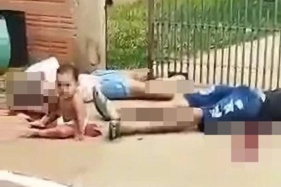 Bé trai 10 tháng tuổi ngồi khóc trên vũng máu của cha mẹ, người dân xung quanh chứng kiến toàn bộ nhưng không dám tới gần