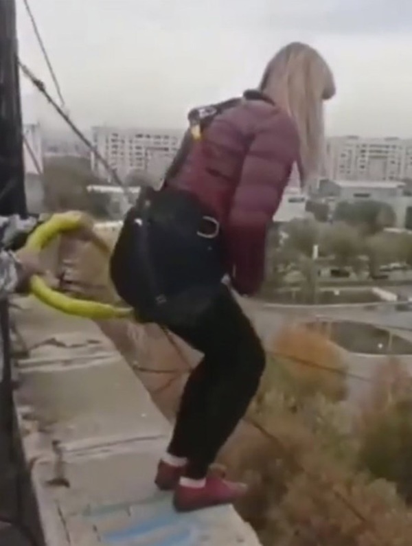 Video: Người phụ nữ nhảy bungee từ tầng thượng tòa nhà nhưng dây an toàn bị đứt, khoảnh khắc cuối cùng gây xót xa-1