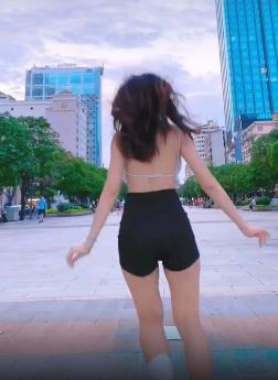 Clip: Cô gái mặc đồ mát mẻ, đứng nhún nhảy giữ phố đi bộ Nguyễn Huệ gây tranh cãi dữ dội-2