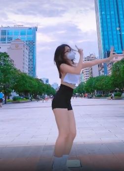 Clip: Cô gái mặc đồ mát mẻ, đứng nhún nhảy giữ phố đi bộ Nguyễn Huệ gây tranh cãi dữ dội-1