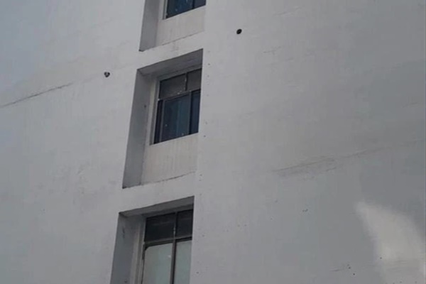 6 giây sinh tử khi người đàn ông lao đến cứu bé trai rơi từ tầng 4, đứa trẻ may mắn thoát nạn nhưng người hùng lãnh kết cục tả tơi-3