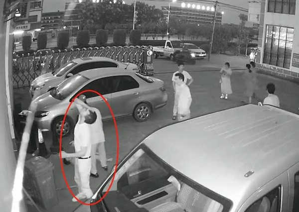 6 giây sinh tử khi người đàn ông lao đến cứu bé trai rơi từ tầng 4, đứa trẻ may mắn thoát nạn nhưng người hùng lãnh kết cục tả tơi-2