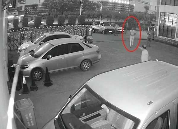 6 giây sinh tử khi người đàn ông lao đến cứu bé trai rơi từ tầng 4, đứa trẻ may mắn thoát nạn nhưng người hùng lãnh kết cục tả tơi-1